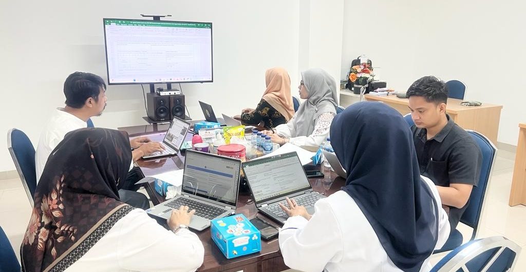 The Quality Assurance and Reputation Improvement Group of the Faculty of Maritime Affairs and Fisheries invites the Heads of Subdivisions to compile a Quality Target Achievement Report that has been prepared before the start of 2023. This activity was carried out on Monday, June 26, 2023 to be exact. Activities started at 09.00 s/d 16.00 WITA. The initial discussion at this meeting was regarding quality objectives and then continued with the preparation of quality objective achievement reports for the Faculty of Marine Sciences and Fisheries, the Quality Assurance and Reputation Improvement Group and each Head of Subdivision (Academic and Student Affairs Section, Planning, Resources, and Alumni Section), and Partnership, Research and Alumni Division). To compile this report, of course, data and documents related to the quality objectives set out in the 2023 quality objectives document are needed. The next step is to evaluate the existing data to what extent the quality objectives have been achieved. Although some of the data on quality objectives have not been achieved, it can be improved again in the following semester. Basically the preparation of this achievement report is to see the progress of achieving the quality objectives in each work unit has been achieved. The preparation of this quality target achievement report is basically part of the preparation of the Faculty of Maritime Affairs and Fisheries Sciences to prepare all the documents needed later during the Internal Quality Audit of Quality Management System Institutions 9001: 2015 which will be held on July 3-7 2023 which has been scheduled by Hasanuddin University Secretariat ISO.