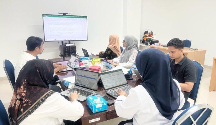 The Quality Assurance and Reputation Improvement Group of the Faculty of Maritime Affairs and Fisheries invites the Heads of Subdivisions to compile a Quality Target Achievement Report that has been prepared before the start of 2023. This activity was carried out on Monday, June 26, 2023 to be exact. Activities started at 09.00 s/d 16.00 WITA. The initial discussion at this meeting was regarding quality objectives and then continued with the preparation of quality objective achievement reports for the Faculty of Marine Sciences and Fisheries, the Quality Assurance and Reputation Improvement Group and each Head of Subdivision (Academic and Student Affairs Section, Planning, Resources, and Alumni Section), and Partnership, Research and Alumni Division). To compile this report, of course, data and documents related to the quality objectives set out in the 2023 quality objectives document are needed. The next step is to evaluate the existing data to what extent the quality objectives have been achieved. Although some of the data on quality objectives have not been achieved, it can be improved again in the following semester. Basically the preparation of this achievement report is to see the progress of achieving the quality objectives in each work unit has been achieved. The preparation of this quality target achievement report is basically part of the preparation of the Faculty of Maritime Affairs and Fisheries Sciences to prepare all the documents needed later during the Internal Quality Audit of Quality Management System Institutions 9001: 2015 which will be held on July 3-7 2023 which has been scheduled by Hasanuddin University Secretariat ISO.